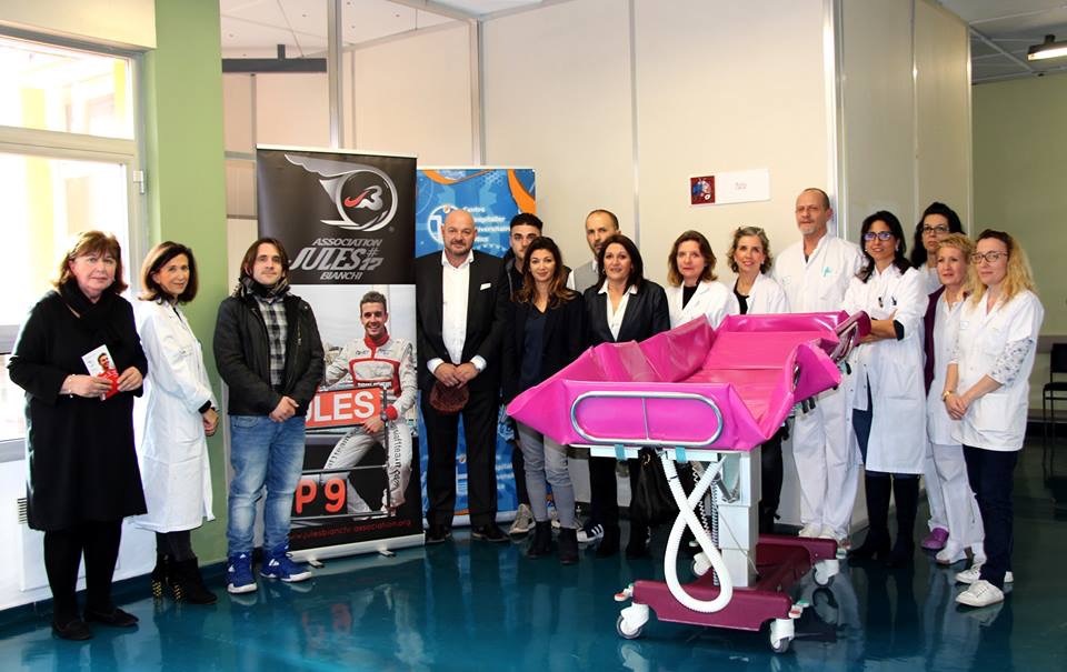 Un association a fait don d'un chariot de douche au CHU d'Archet