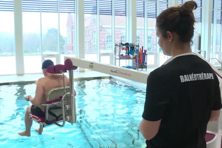 Lève-malade pour piscine_FRANCE REVAL_FRANCE3
